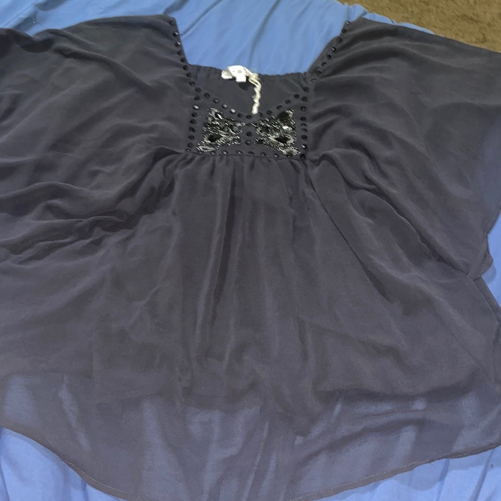Selling this top it’s black size small, very casual